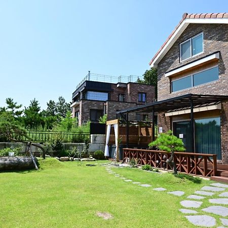 Goseung Luceluna Pension Hotel Goseong  Exterior photo